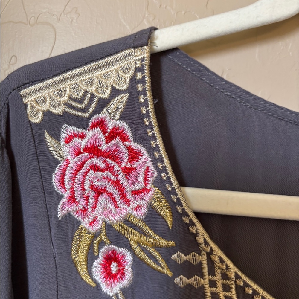 Mistook Gray Charcoal Blouse w/ Embroidered Rose Pattern Women’s 3X or XXXL - Picture 6 of 10